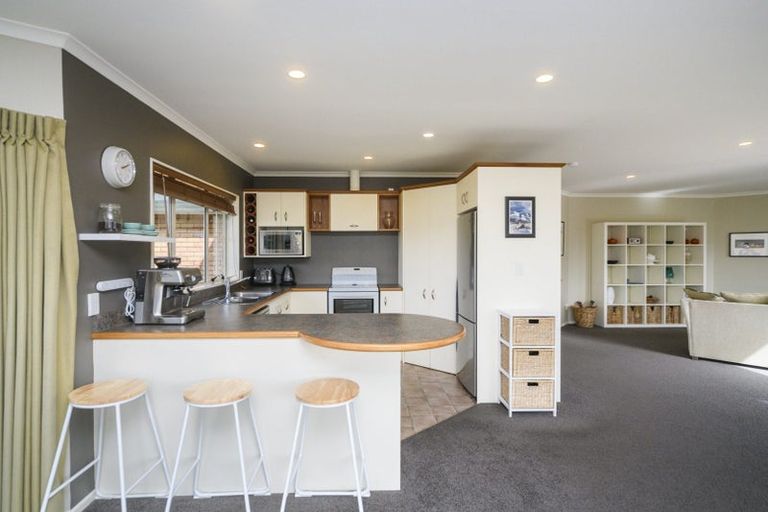 Photo of property in 5 Sycamore Crescent, Fitzherbert, Palmerston North, 4410