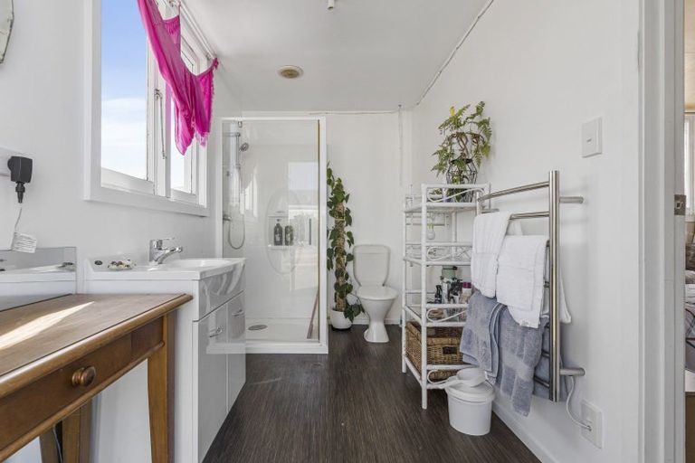 Photo of property in 215 Ocean Road, Whangamata, 3620