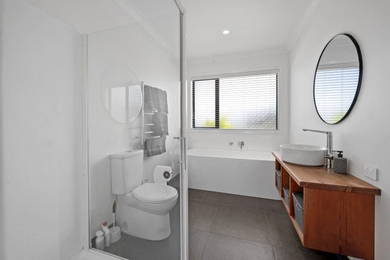 Photo of property in 12 Lancewood Way, Kinloch, Taupo, 3377