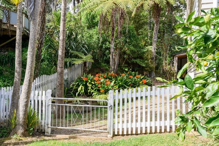 Photo of property in 5 Grovelands Way, Titirangi, Auckland, 0604