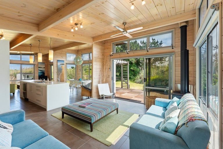 Photo of property in 32 Reay Mackay Grove, Waikawa Beach, Manakau, 5573