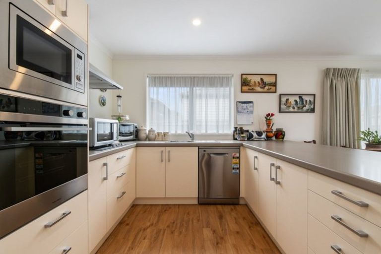 Photo of property in 8 Savage Crescent, Upper Hutt Central, Upper Hutt, 5018