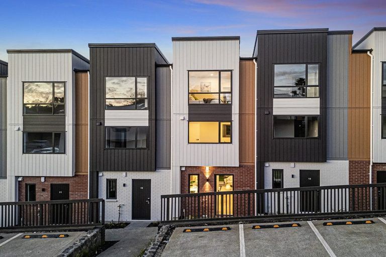 Photo of property in 21 Don Oliver Lane, Glen Eden, 0602