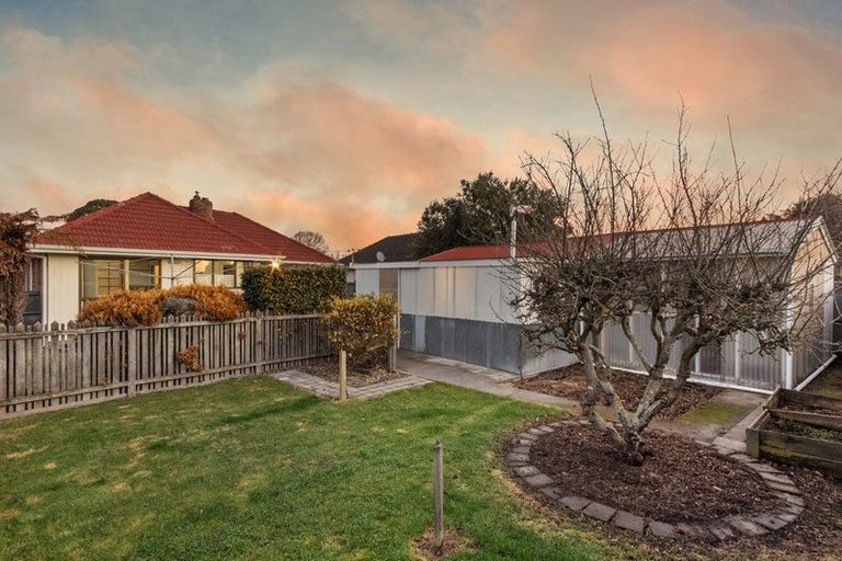 Photo of property in 10 Mappleton Avenue, Burnside, Christchurch, 8053