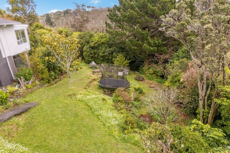 Photo of property in 35 Poto Road, Normandale, Lower Hutt, 5010