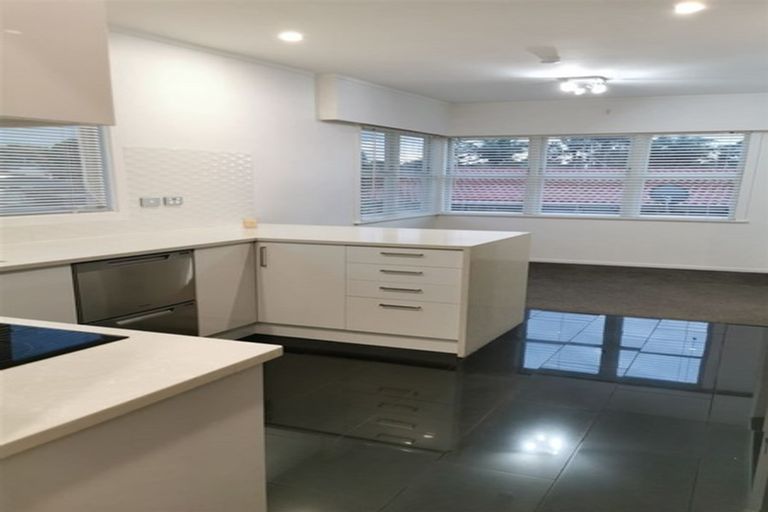 Photo of property in 3/240 Pakuranga Road, Pakuranga Heights, Auckland, 2010