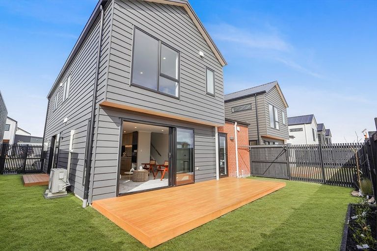 Photo of property in 20 Heketara Way, Massey, Auckland, 0614