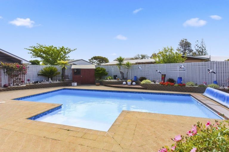 Photo of property in 11 Oakwood Grove, Paraparaumu Beach, Paraparaumu, 5032