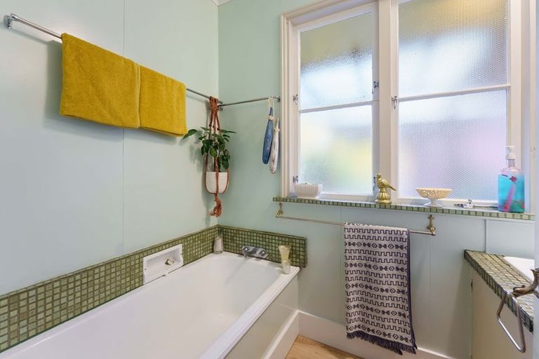 Photo of property in 11 Iti Grove, Waikanae, 5036