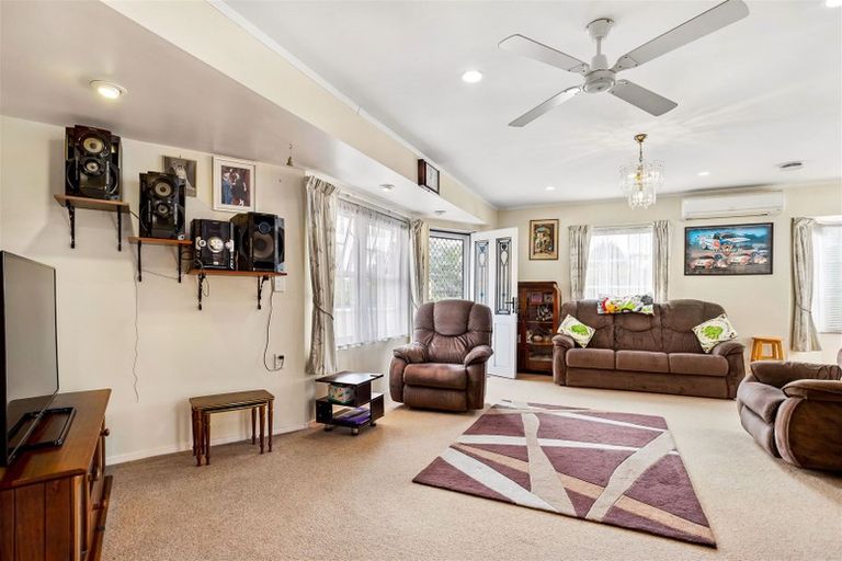 Photo of property in 1 Edgewood Way, Henderson, Auckland, 0612