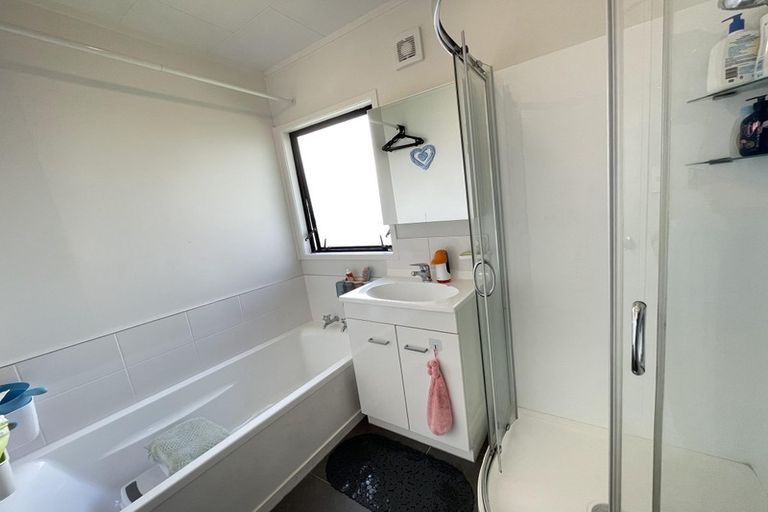 Photo of property in 4 Luxor Place, Massey, Auckland, 0614