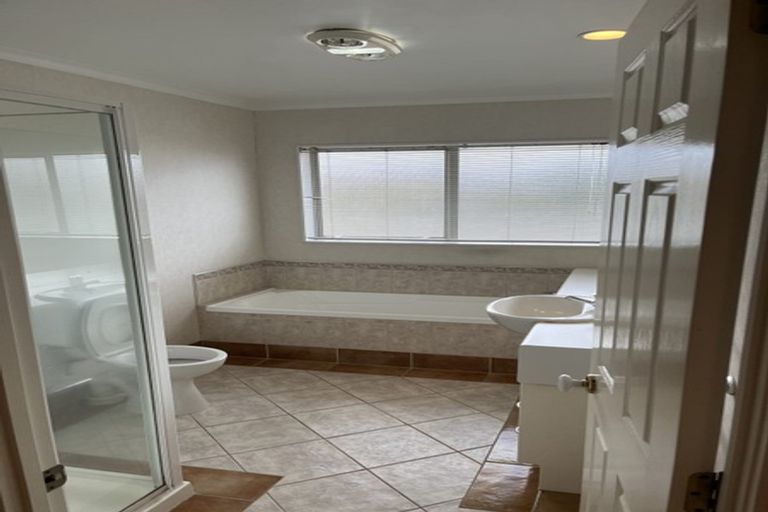 Photo of property in 6 Claremont Way, East Tamaki Heights, Auckland, 2016