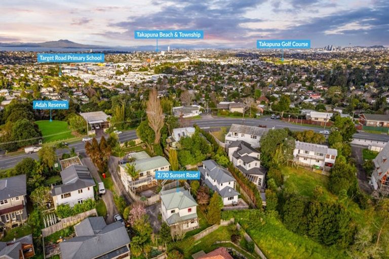 Photo of property in 2/30 Sunset Road, Unsworth Heights, Auckland, 0632