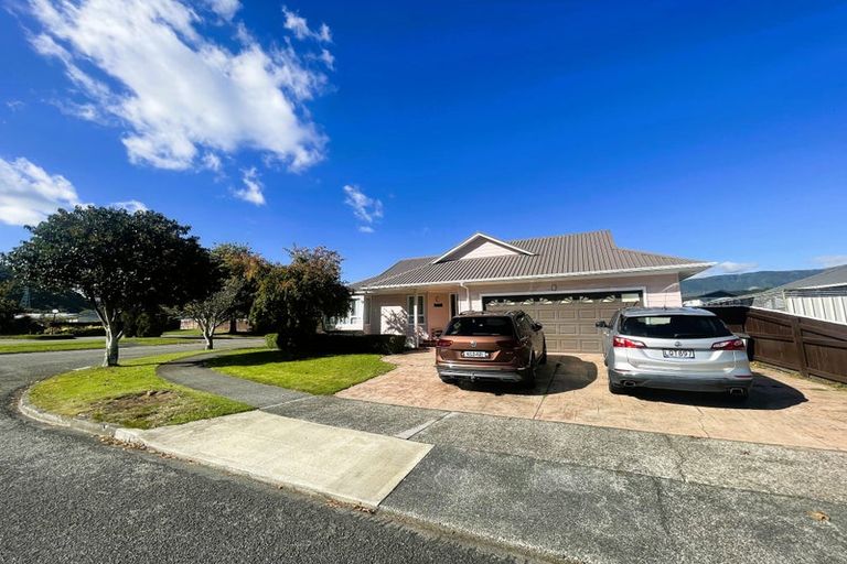 Photo of property in 1 Laredo Grove, Totara Park, Upper Hutt, 5018
