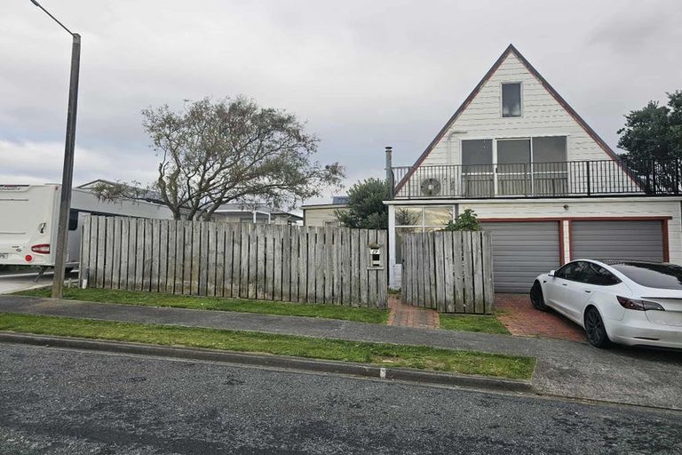Photo of property in 19 Humphreys Grove, Titahi Bay, Porirua, 5022