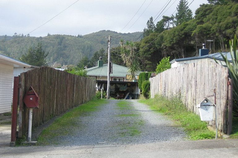 Photo of property in 5 Shackleton Grove, Stokes Valley, Lower Hutt, 5019