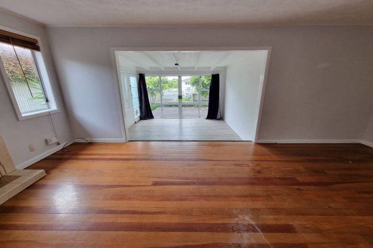 Photo of property in 420 Old Te Atatu Road, Te Atatu Peninsula, Auckland, 0610