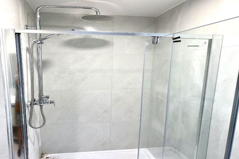 Photo of property in 1/38 Santiago Crescent, Unsworth Heights, Auckland, 0632