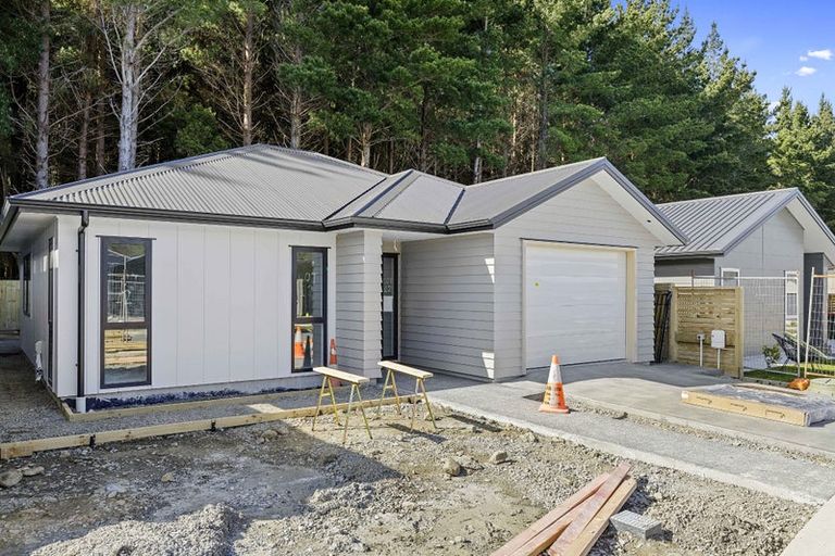 Photo of property in 21 Te Ara O Roimata, Wainuiomata, Lower Hutt, 5014