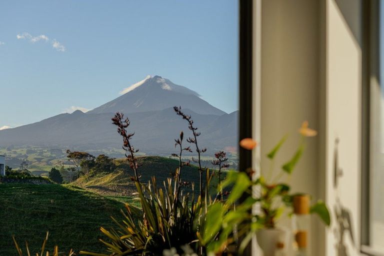 Photo of property in Tapuae, 26 Washer Road, Omata, New Plymouth, 4374