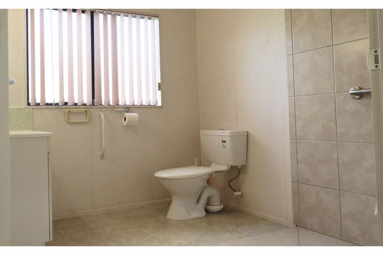 Photo of property in 2/56 Larnoch Road, Henderson, Auckland, 0610