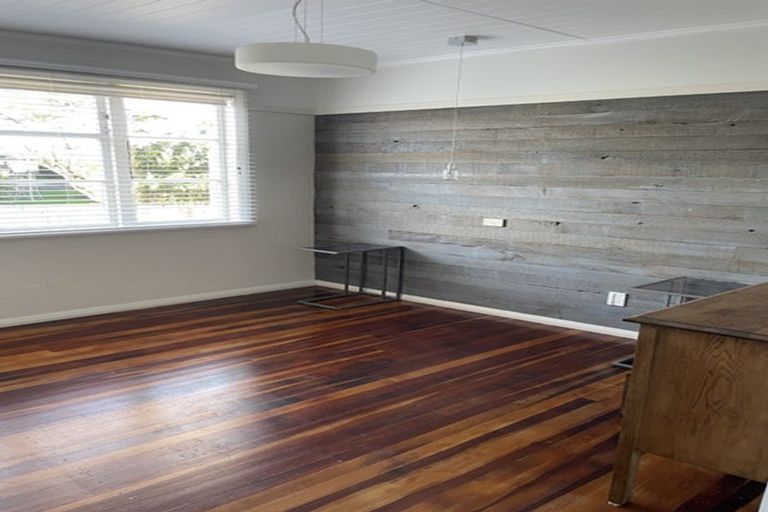 Photo of property in 87 Maungaraki Road, Korokoro, Lower Hutt, 5012