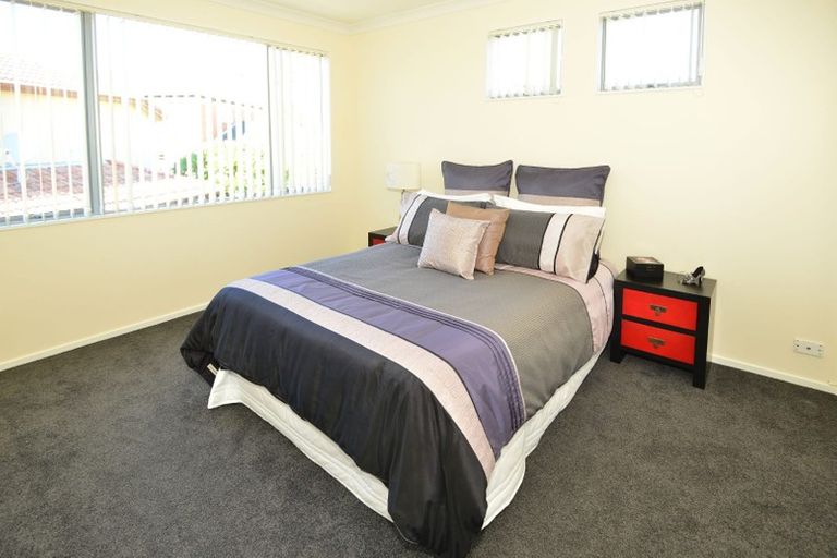 Photo of property in 10 Lupetti Rise, West Harbour, Auckland, 0618