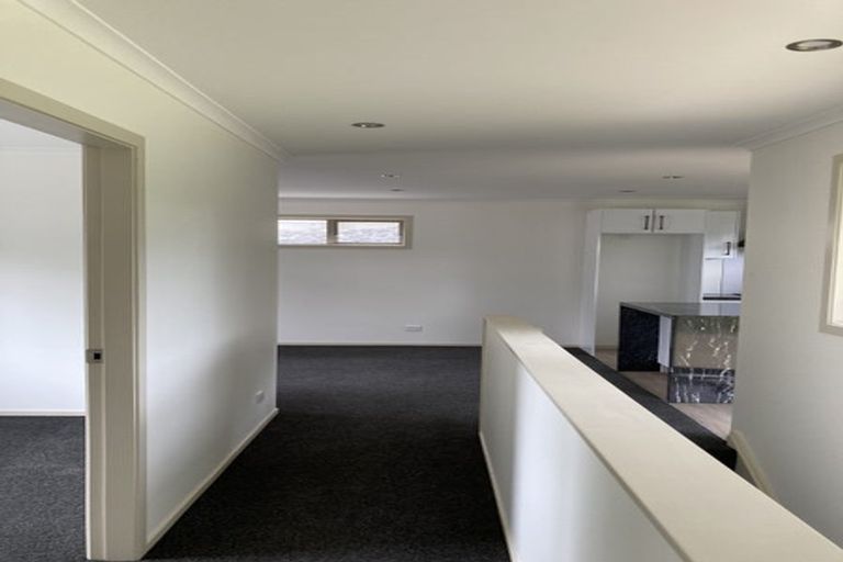 Photo of property in 4 Miles Crescent, Newlands, Wellington, 6037