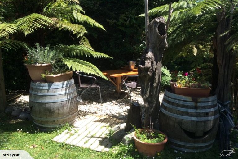 Photo of property in Jugglers Rest Backpackers, 8 Canterbury Street, Picton, 7220