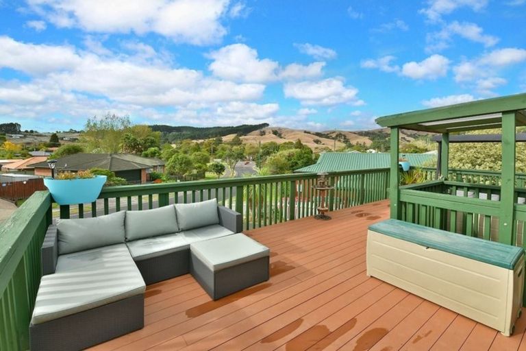 Photo of property in 11 Cabeleigh Drive, Helensville, 0800