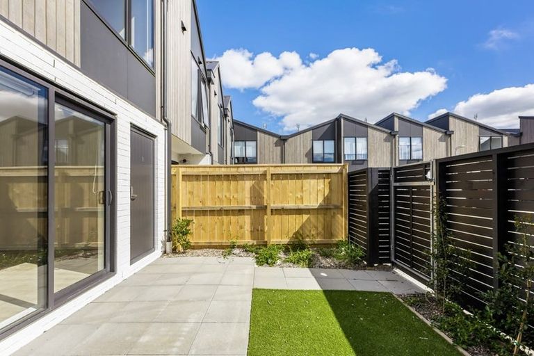 Photo of property in 16/12 Tawa Road, Te Atatu Peninsula, Auckland, 0610