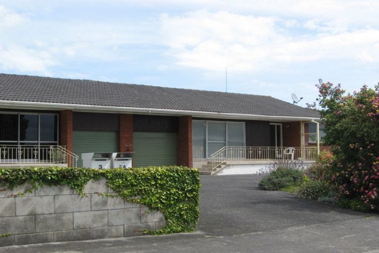 Photo of property in 2/3 Kiwi Esplanade, Mangere Bridge, Auckland, 2022