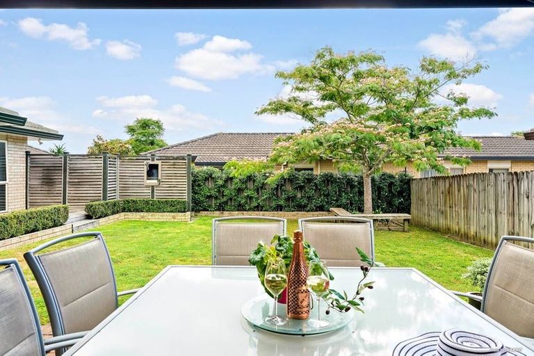 Photo of property in 19 Newinn Crescent, East Tamaki Heights, Auckland, 2016