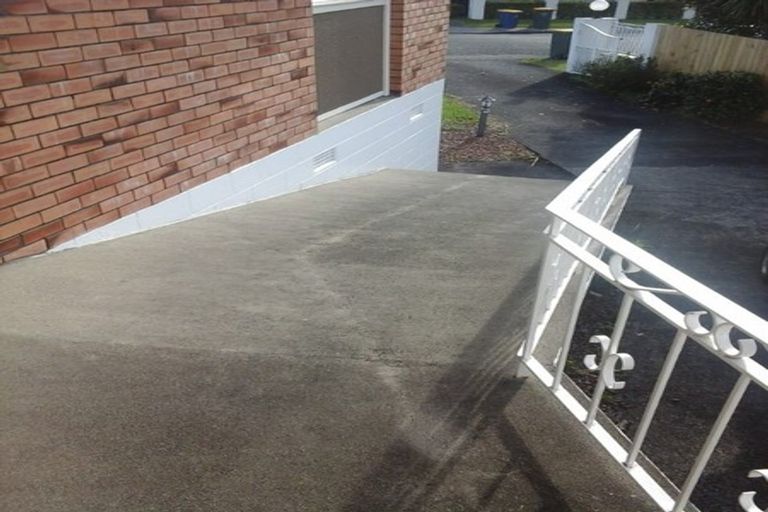 Photo of property in 15 Eyre Street, Henderson, Auckland, 0612