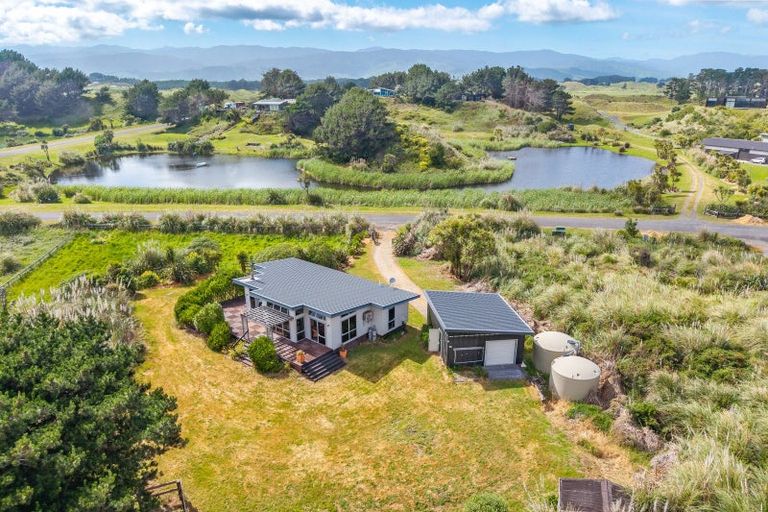 Photo of property in 32 Reay Mackay Grove, Waikawa Beach, Manakau, 5573
