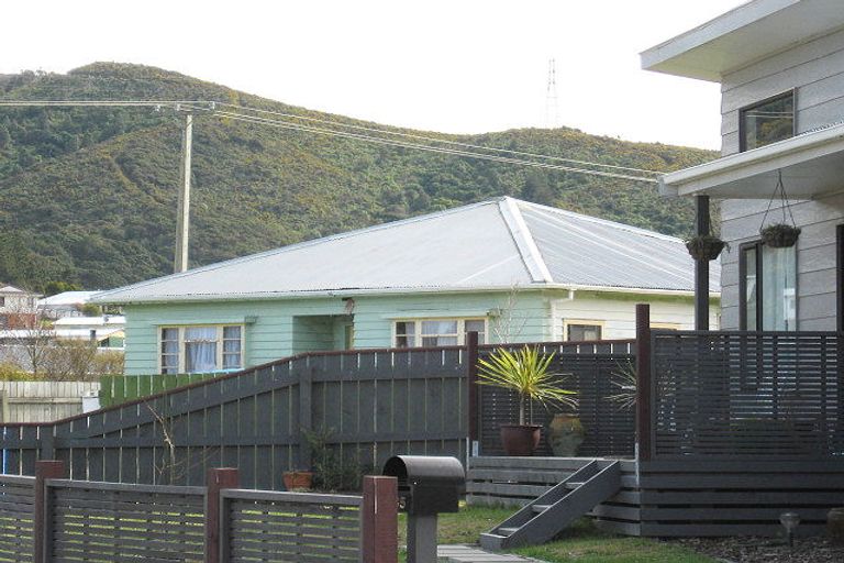 Photo of property in 33 Grimsby Grove, Wainuiomata, Lower Hutt, 5014