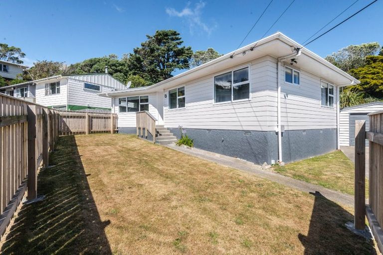Photo of property in 12 Griffiths Grove, Newlands, Wellington, 6037