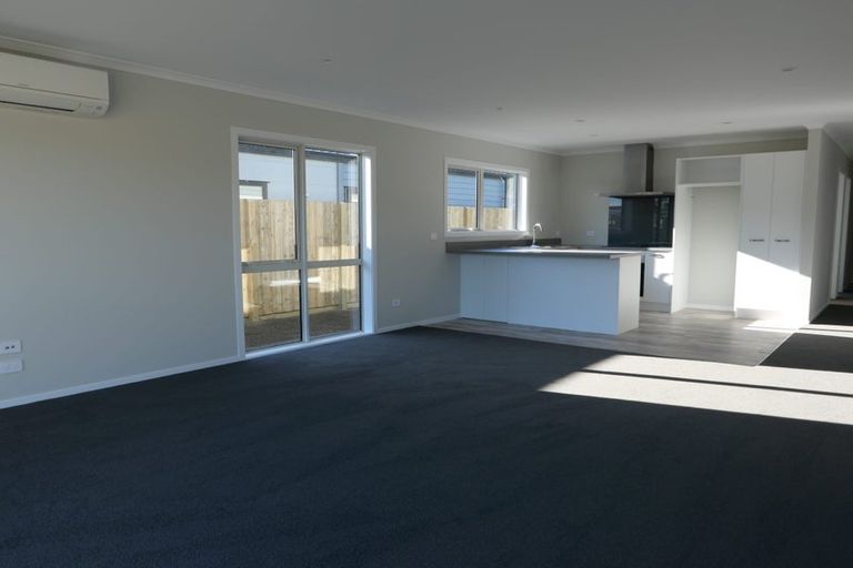Photo of property in 32 Koru Loop, Paraparaumu, 5032