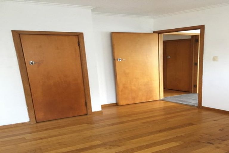 Photo of property in 32 Raleigh Road, Northcote, Auckland, 0627