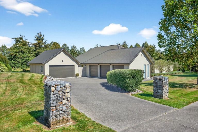 Photo of property in 10 Fairway Drive, Martinborough, 5711