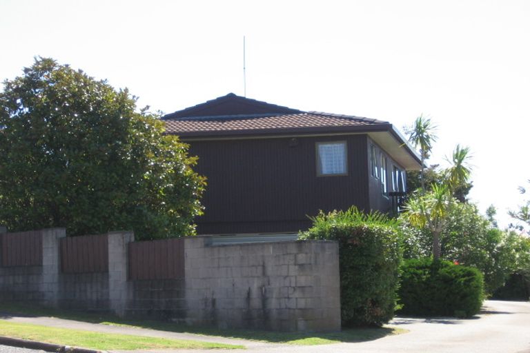Photo of property in 2/20 Castor Bay Road, Castor Bay, Auckland, 0620