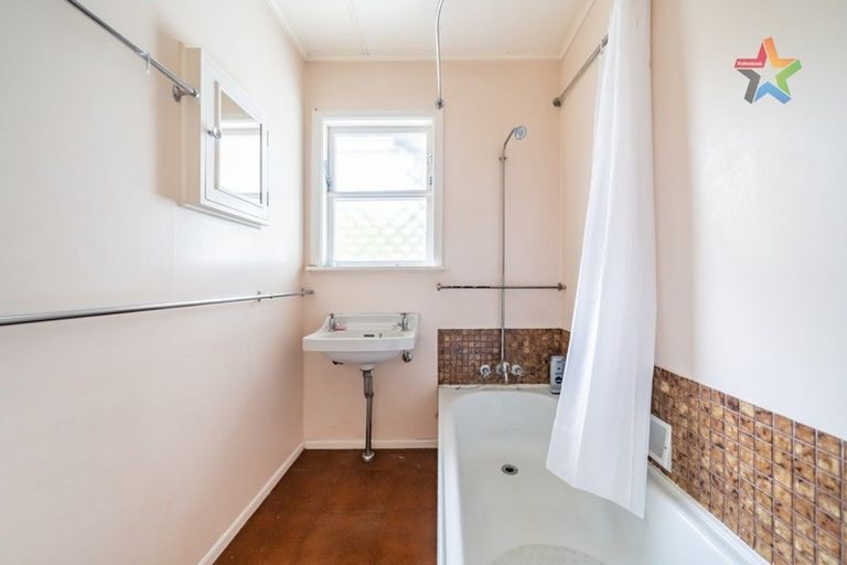 Photo of property in 64 Oakleigh Street, Maungaraki, Lower Hutt, 5010
