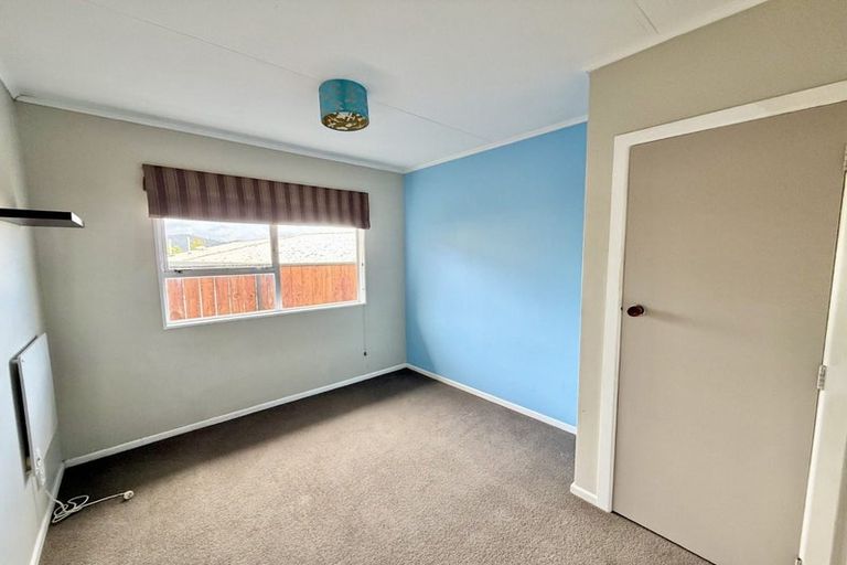 Photo of property in 17a Castle Crescent, Stokes Valley, Lower Hutt, 5019