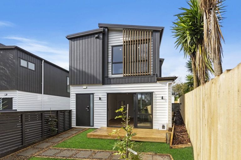 Photo of property in 8a Tahinga Street, Northcote, Auckland, 0627