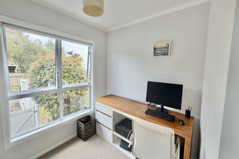 Photo of property in 42 Ravenstone Place, Chatswood, Auckland, 0626
