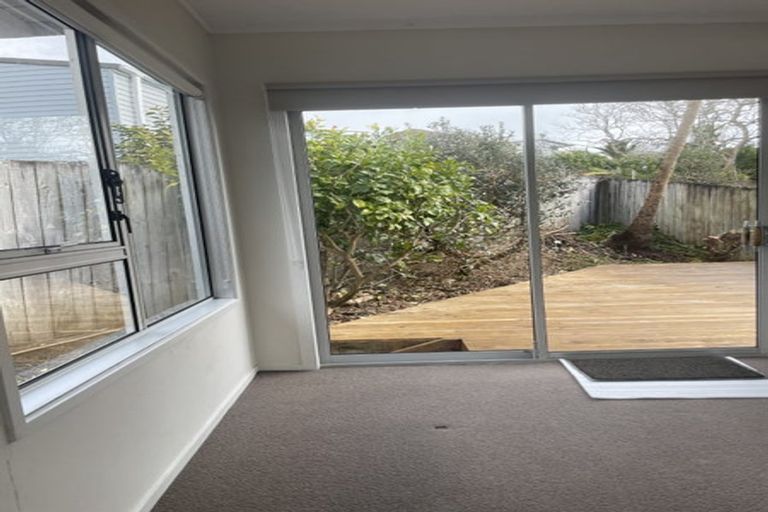 Photo of property in 2/33 Halberg Street, Glenfield, Auckland, 0629