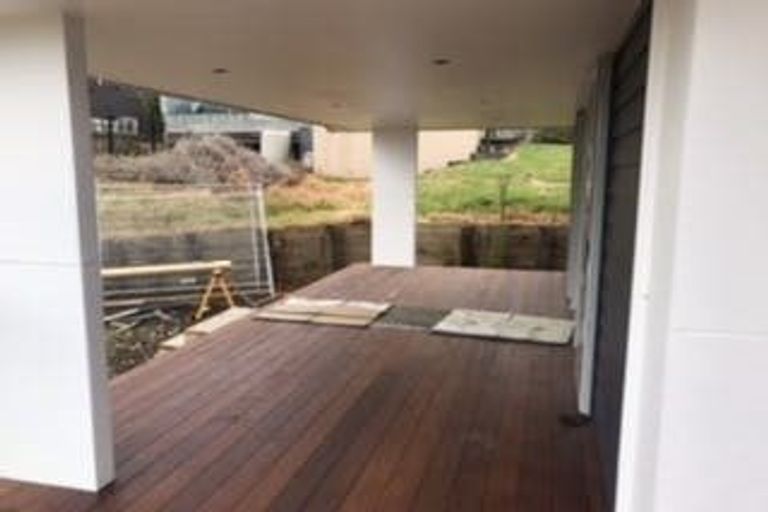 Photo of property in 32 Roxborough Place, East Tamaki Heights, Auckland, 2016