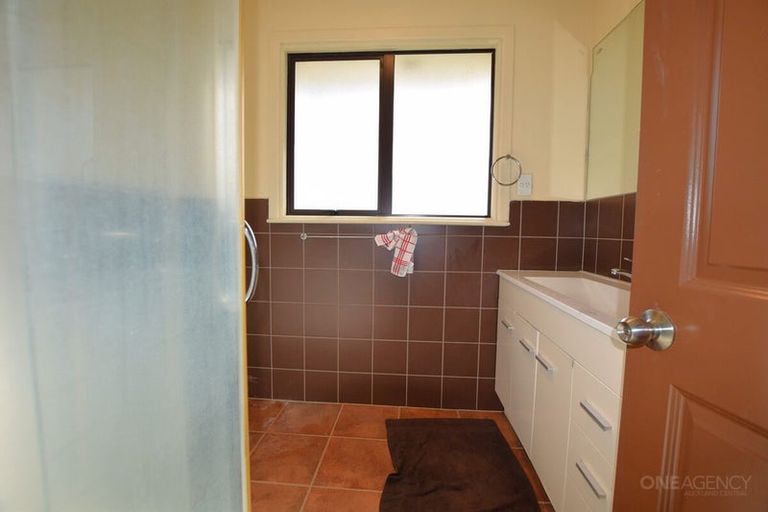 Photo of property in 52 Tiroroa Avenue, Te Atatu South, Auckland, 0610