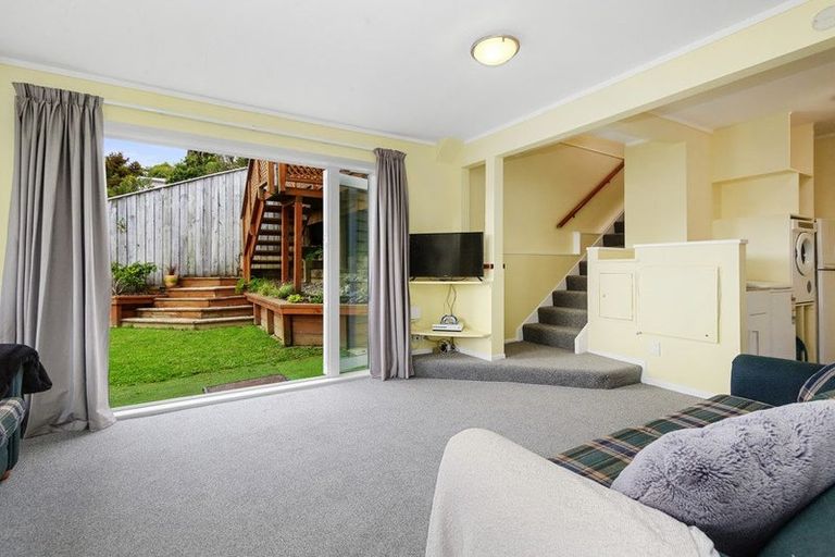 Photo of property in 9 Innes Way, Newlands, Wellington, 6037