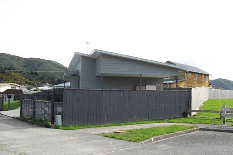 Photo of property in 35 Grimsby Grove, Wainuiomata, Lower Hutt, 5014